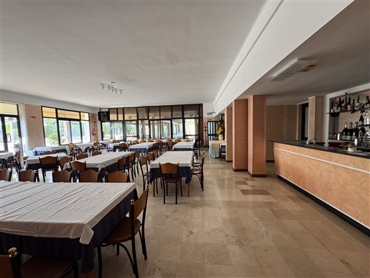 Intera Struttura Ricettiva Con Varie Sale Ristorante, Ampi Spazi Esterni Curati.